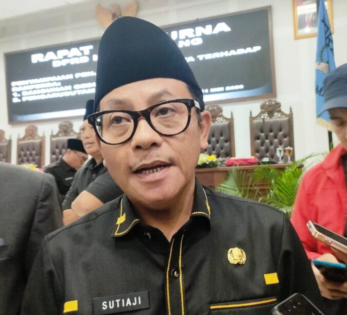 Wali Kota Malang, Drs H. Sutiaji memberikan keterangan kepada media usai Rapat Paripurna
