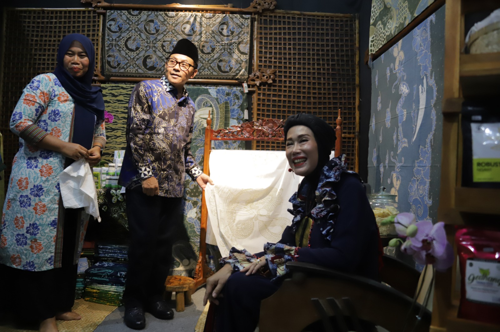 Wali kota Malang dan Ketua Dekranasda Kota Malang saat mengunjungi salah satu stand UMKM Kota Malang beberapa waktu lalu