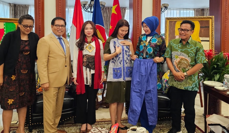 Wali Kota Malang dan Ketua Dekranasda Kota Malang mempromosikan produk UMKM Unggulan Kota Malang di KBRI untuk Tiongkok di Beijing