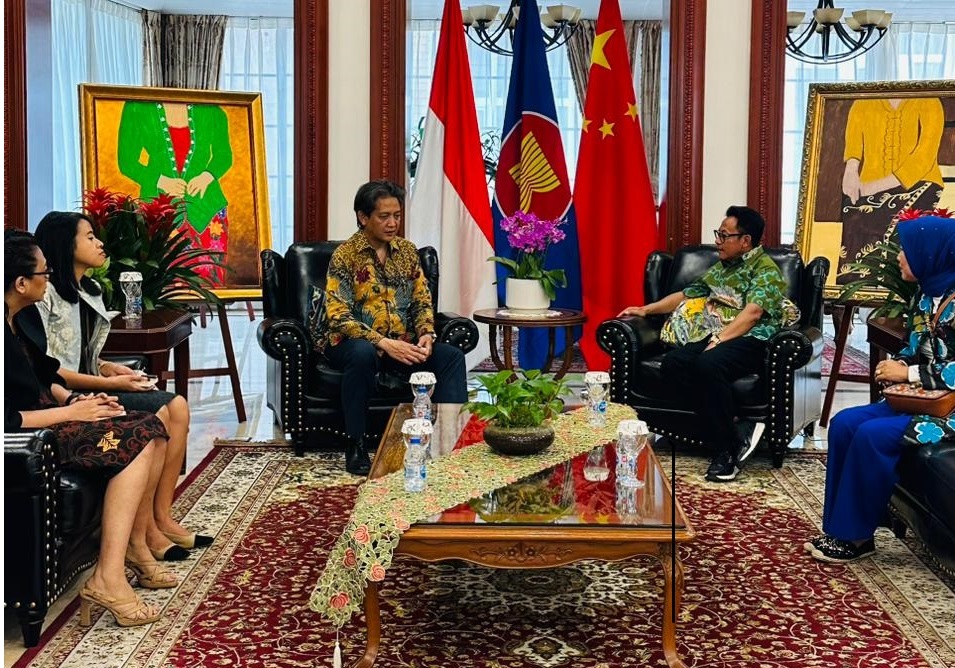 Wali Kota Malang dan Ketua Dekranasda Kota Malang saat berada di KBRI untuk Tiongkok di Beijing