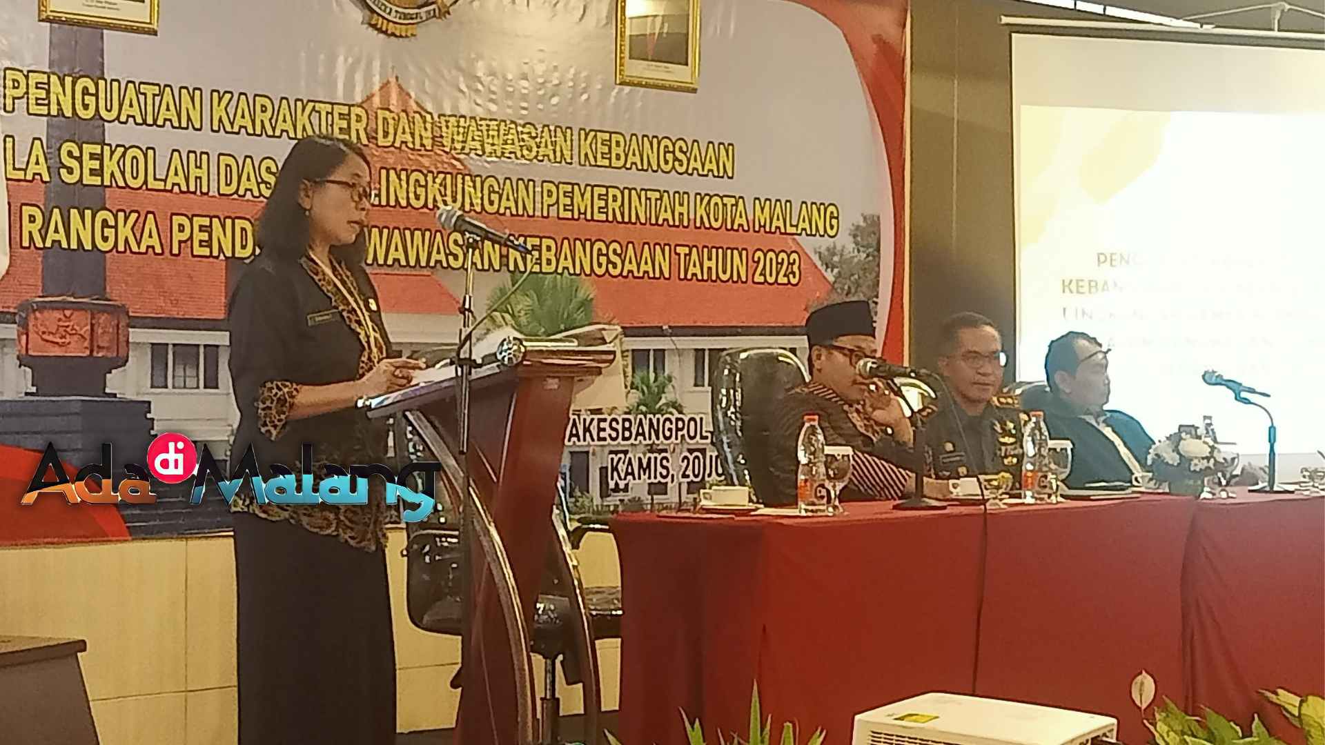 Kepala Bakesbangpol Kota Malang, Dra Rinawati, MM saat menyampaikan laporan kegiatannya pagi tadi (Foto : Agus Yuwono)