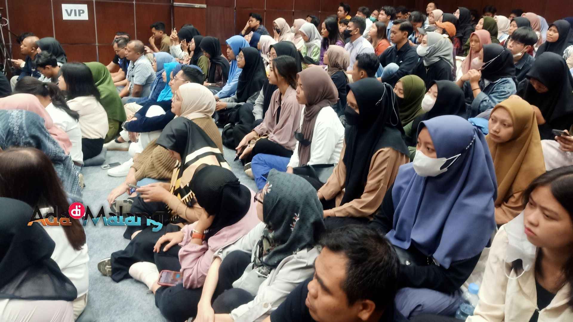 Peserta kegiatan Kumpul Komunitas Narasi memenuhi Ruang Theater kampus Institut ASIA Malang sore tadi (Foto : Agus Yuwono)