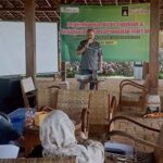 Ketua Tim Pengabdian Masyarakat STIE Malangkuçeçwara, Dr Setiyawan, M.Si saat memaparkan materinya (Foto : Agus Yuwono)