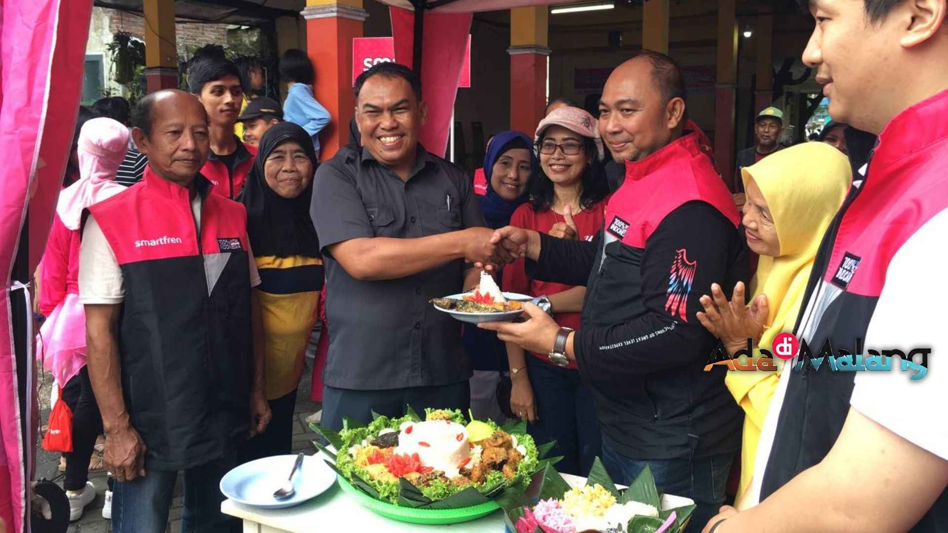 Dody Irawan Saputrano selaku Area Sales Manager Malang Raya Smartfren menyerahkan potongan tumpeng kepada Solikhin selaku Lurah Oro-Oro Dowo Kota Malang usai peresmian Kampung Digital Smartfren (Foto : Agus Yuwono)