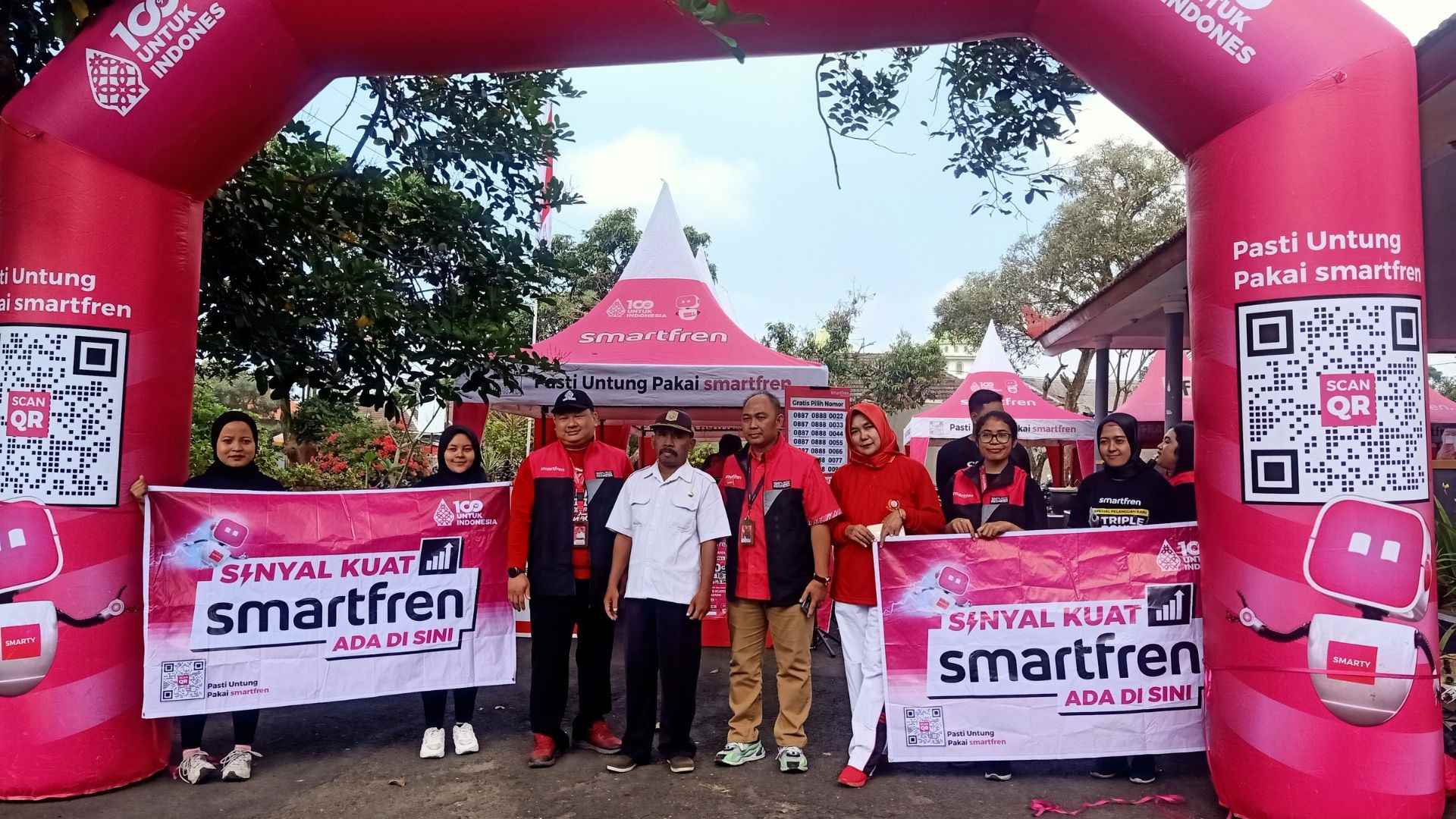 Peresmian Kampung Smartfren di Desa Kemantren Kabupaten malang disambut meriah warga dan juga perangkat desa Kemantren *Foto : Agus Yuwono)