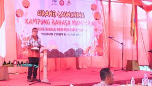 Rektor Universitas Ma Chung, Prof. Dr. Murpin Josua Sembiring, SE., M.Si. saat memberikan sambutan dalam acara Grand Launching Kampung Bahasa Mandarin di dusun Tumpuk, Desa Besuki, Kabupaten Tulungagung (Foto : Agus Yuwono)