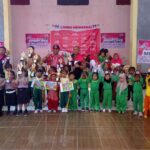 Para peserta lomba mewarnai menerima Piala dari Smartfren saat launching Kampung Smartfren di Kelurahan Turen (Foto : Agus Yuwono)