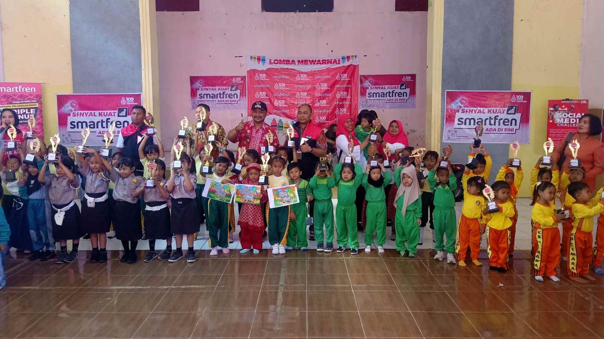 Para peserta lomba mewarnai menerima Piala dari Smartfren saat launching Kampung Smartfren di Kelurahan Turen (Foto : Agus Yuwono)