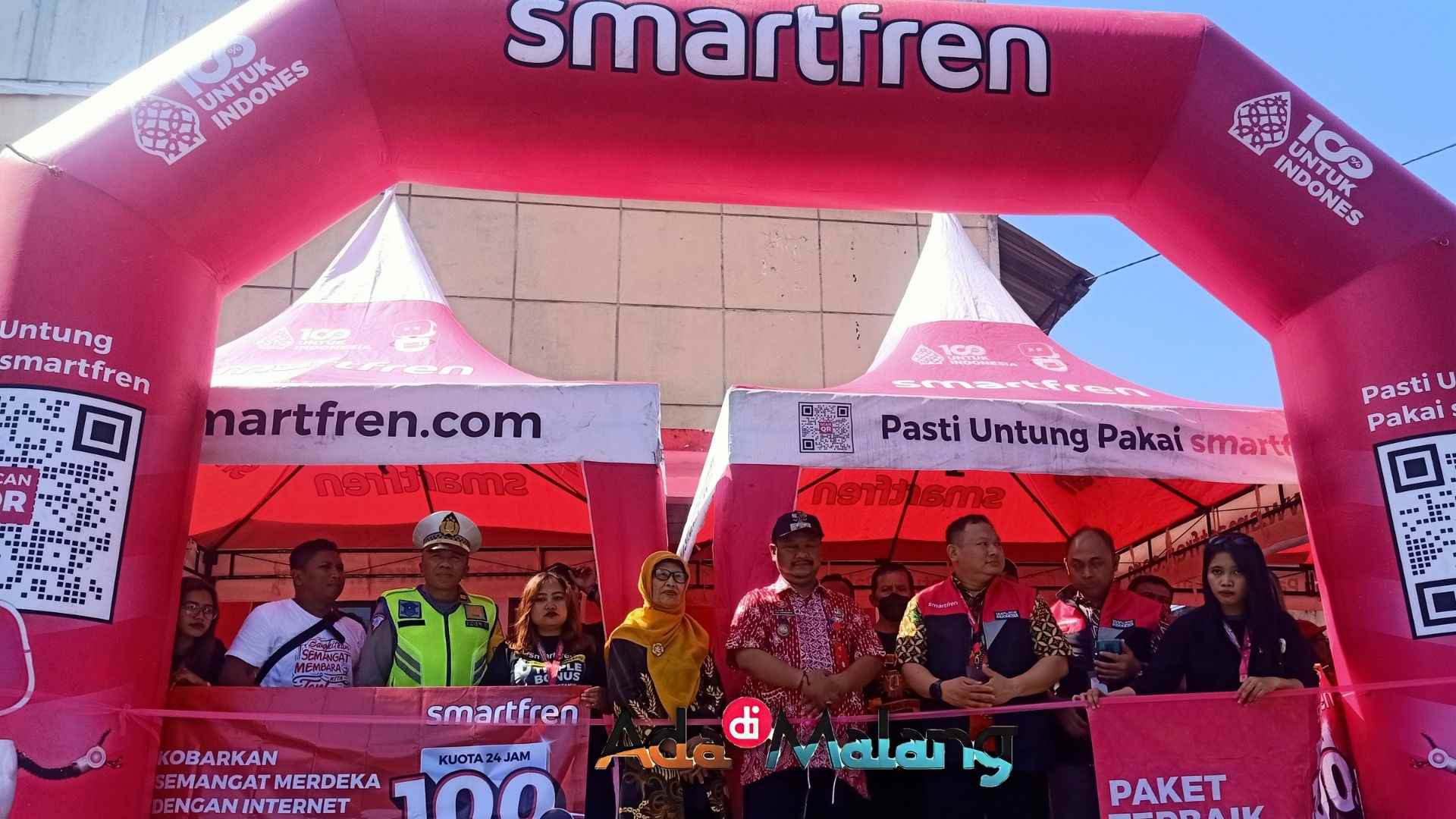 Prosesi pemotongan pita sebagai tanda peresmian Kampung Smartfren di Turen, Kabupaten Malang (Foto : Agus Yuwono)