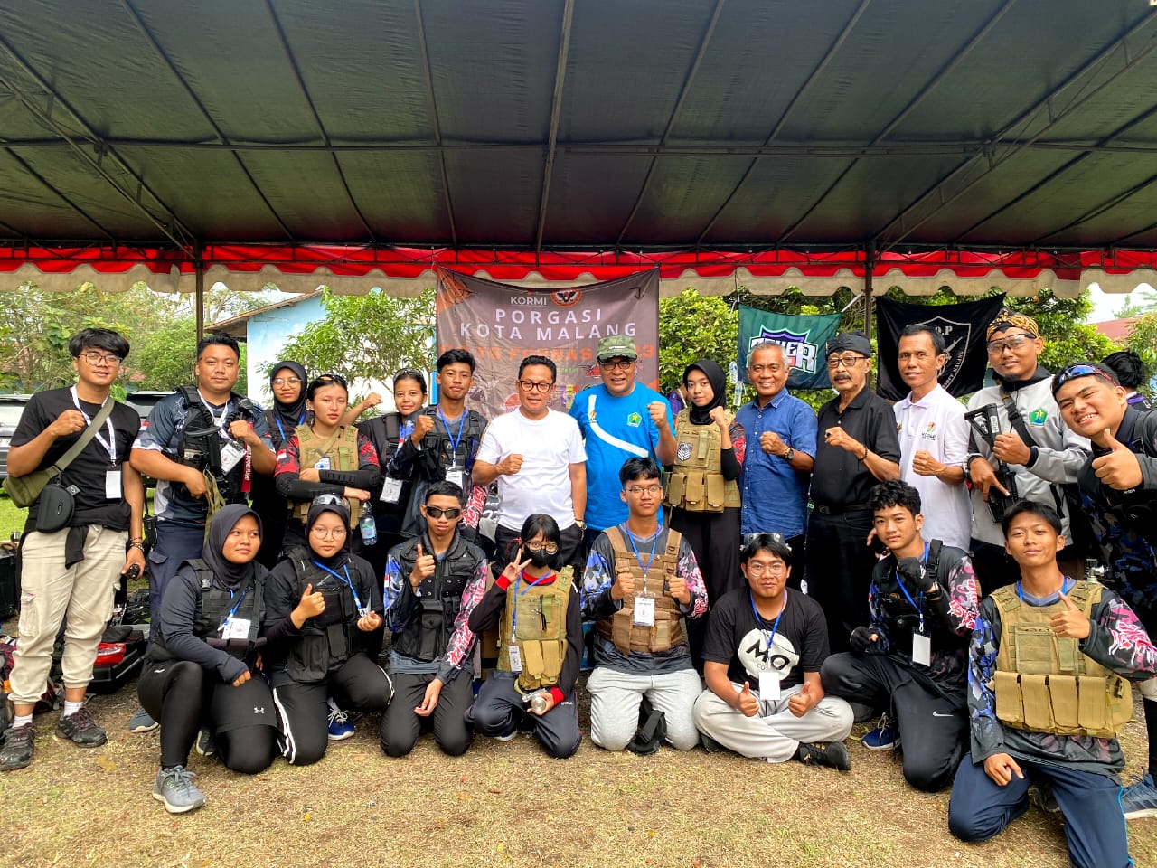 Wali Kota Sutiaji bersama Ketua KOrmi Kota Malang Sofyan Edi Jarwoko saat bersama para penggiat olahraga asal Kota Malang yang tengah berlaga di ajang FORNAS ke-VII di Jawa Barat