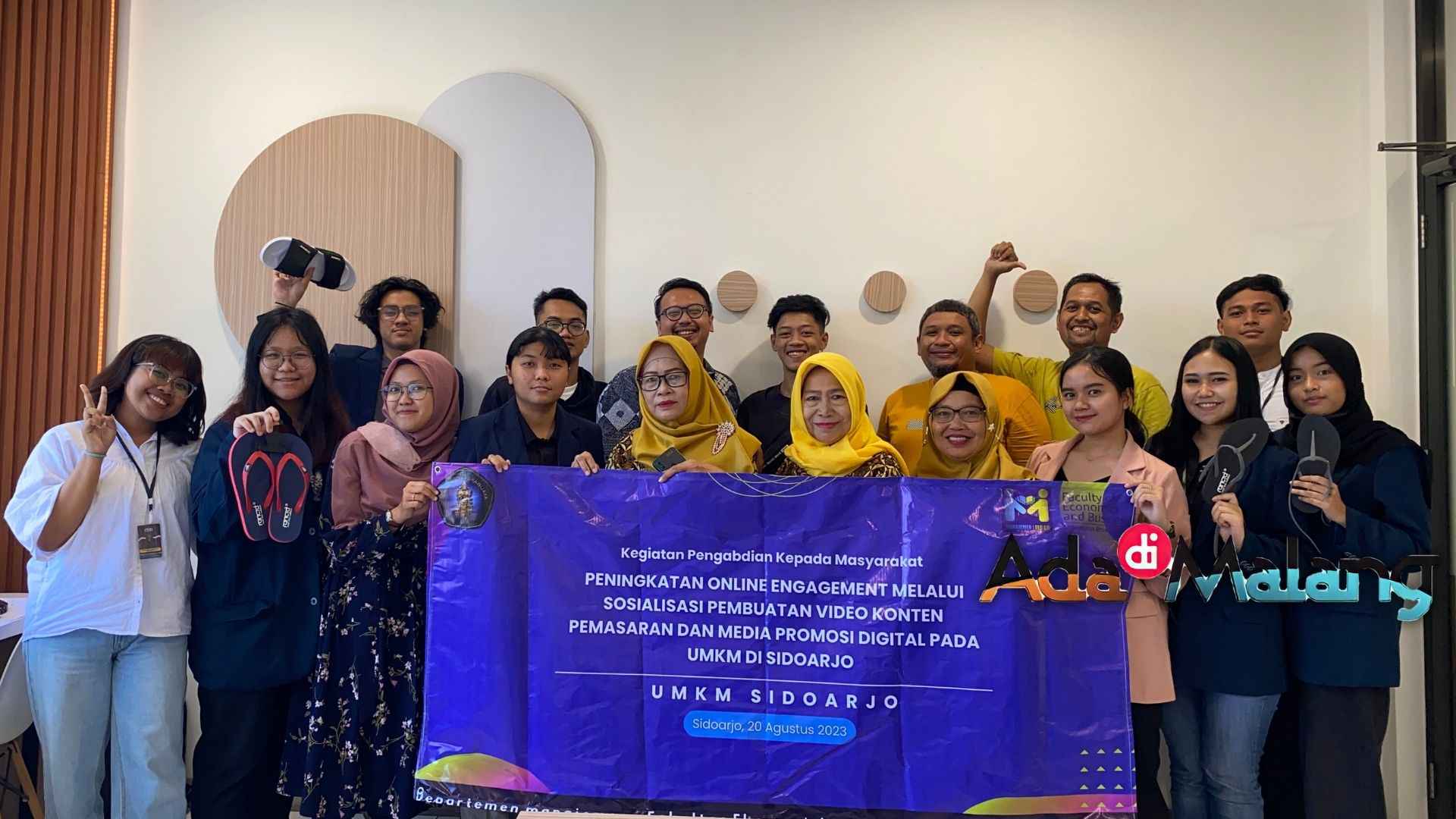 Tim dari FEB Universitas Brawijaya bersama para pelaku UMKM Sandal Jepit di Sidoarjo (Foto : Istimewa)