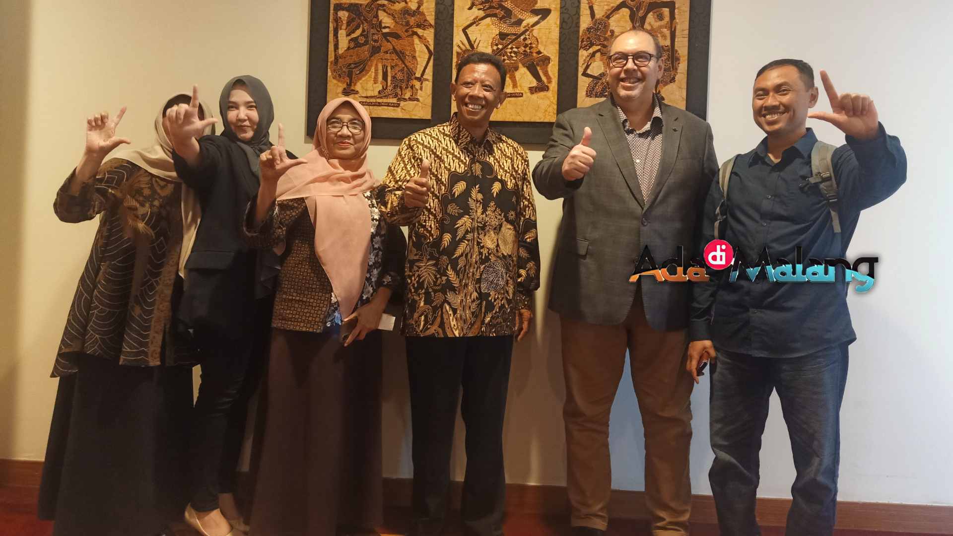 Ketua STIE Malangkuçeçwara Drs Bunyamin, MM. PhD bersama salah satu narasumber yakni Dr Ludfi Djayanto, MBA dan beberapa dosen-dosen STIE Malangkuçeçwara  sebelum kegiatan agi tadi (Foto : Agus Yuwono)