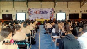 Ratusan siswa kelas XI dan XII SMAK Kosayu Malang tengah mengikuti Seminar Pendidikan yang diisi oleh para alumni SMAK Kosayu Malang yang telah sukses di bidangnya (Foto : Agus Yuwono)