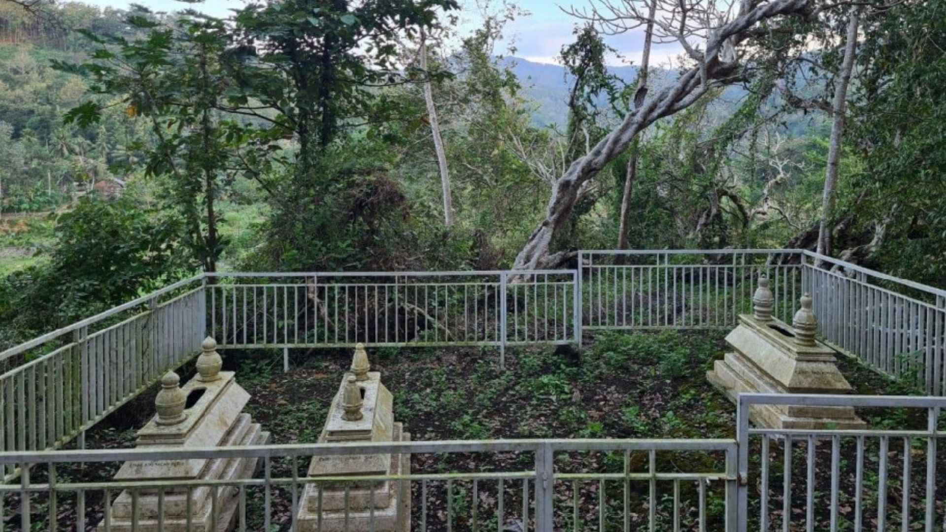 Makam Mbah Sindu Wongso, Eyang Putri Gunung Sari, dan Eyang Kyai Macan Putih.