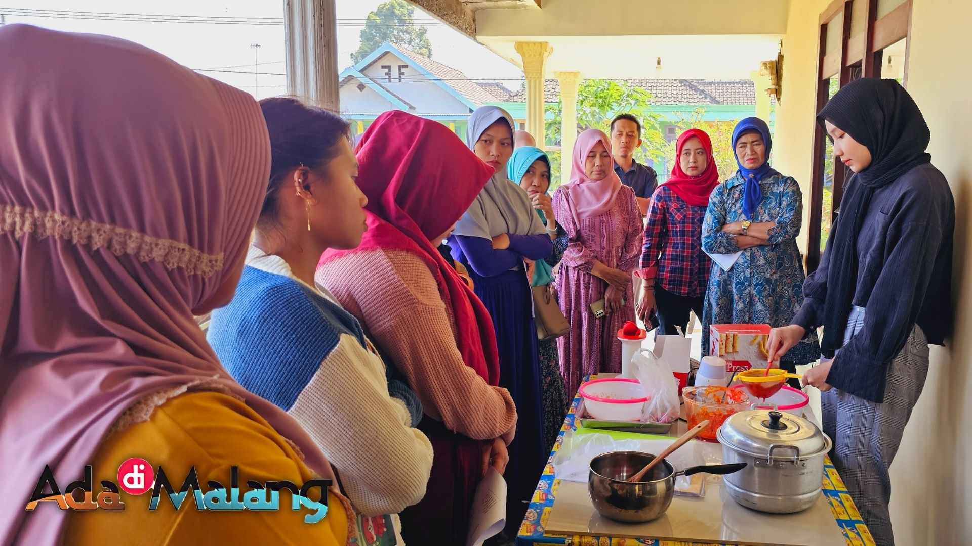 Diberikan materi tentang bahan baku asli desa Duwet Tumpang yang dapat dijadikan bahan pengganti atau variasi dari berbagai produk makanan olahan UMKM desa Duwet 
