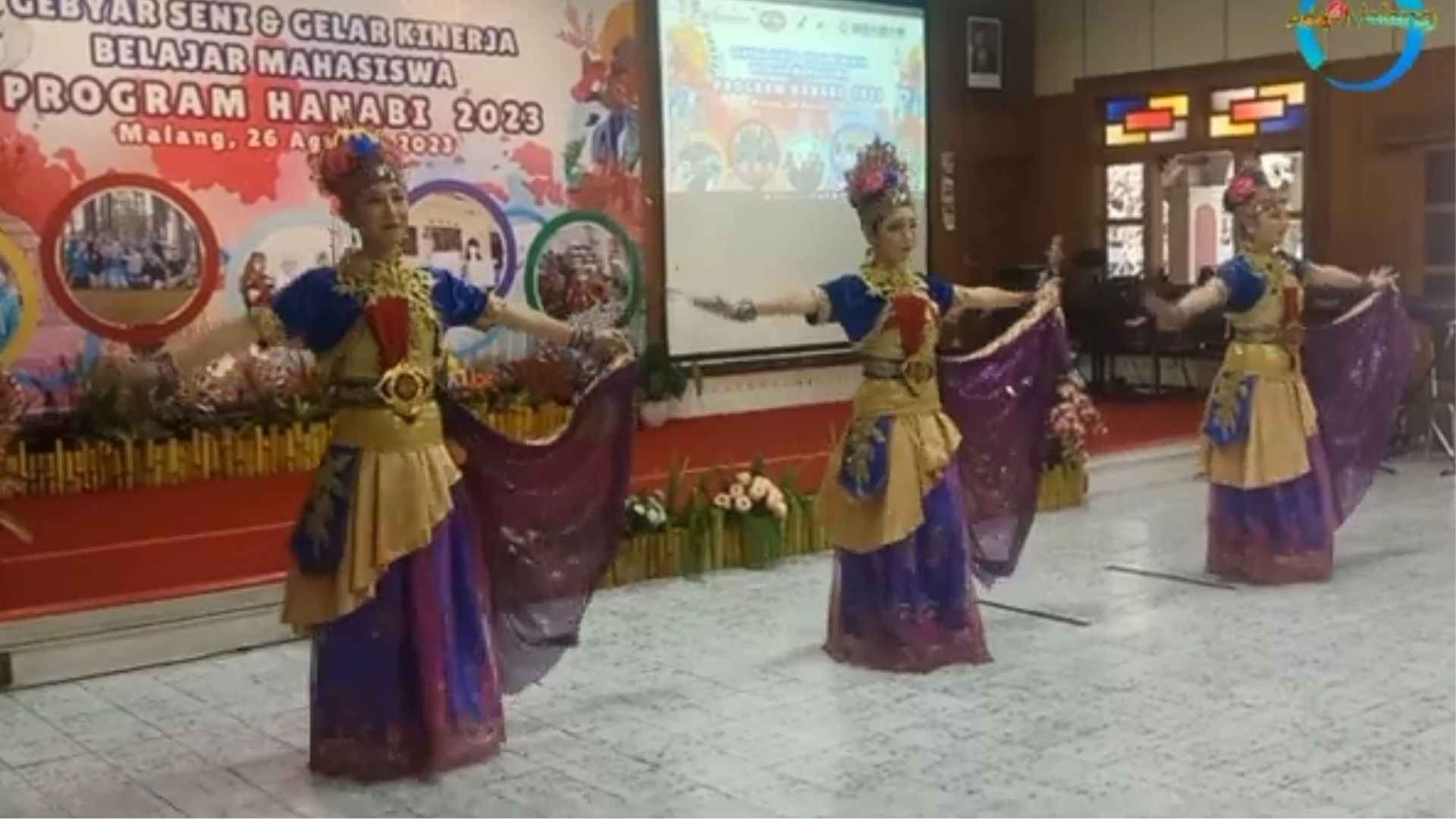 Para mahasiswa Kanda University Jepang tengah memperagakan kemampuan membawakan tari tradisional Indonesia