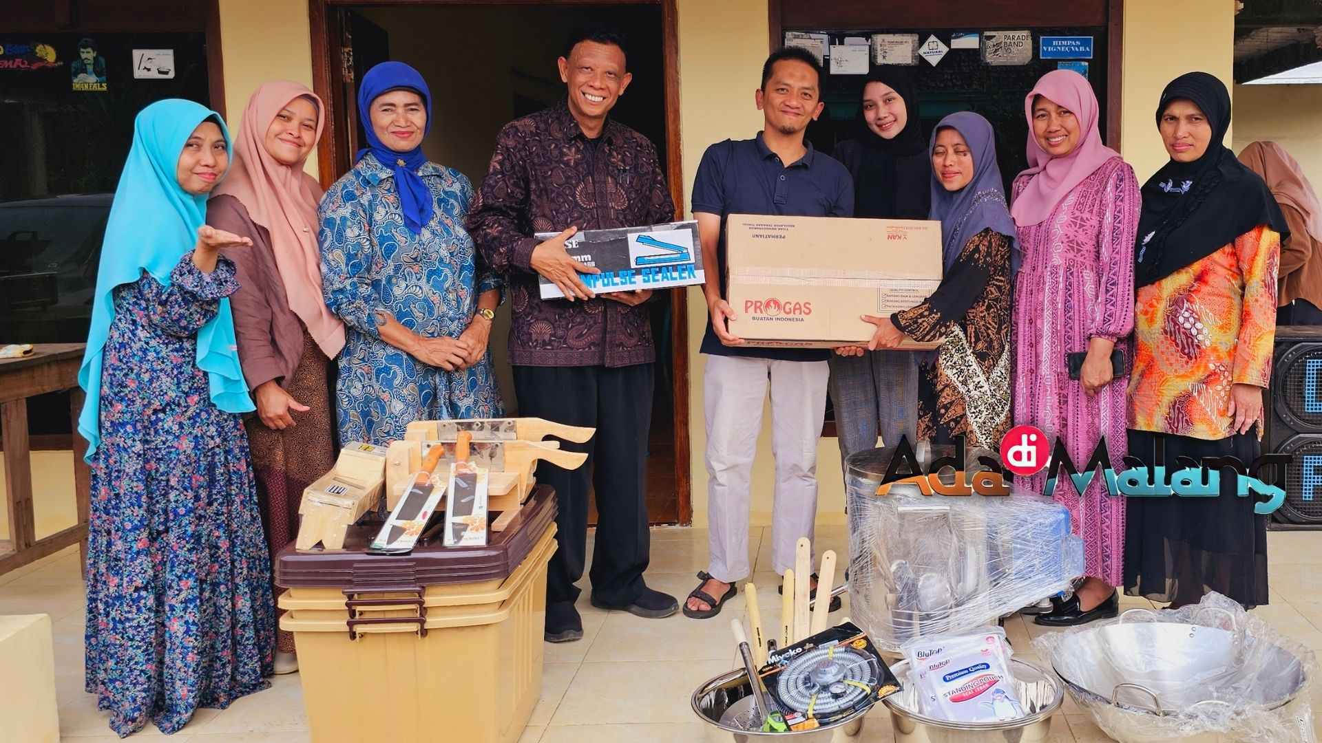 Ketua PKM Polinema Dr. Drs. LLudfi Djajanto, MBA bersama dengan Koordinator PKM Kemitraan Polinema yakni Dr. Muhammad Akhlis Riza, ST.,MT., berkesempatan memberikan bantuan alat kepada para pelaku UMKM di desa Duwet Tumpang