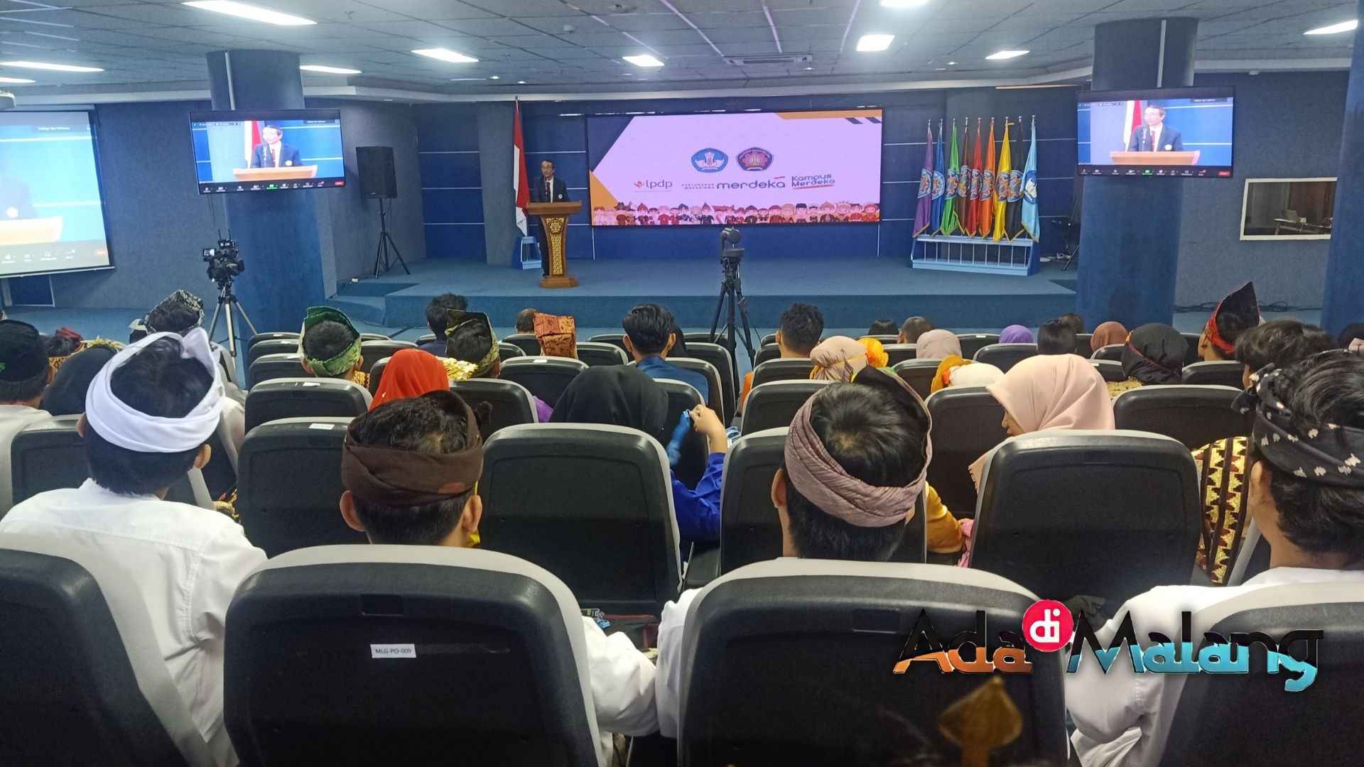 Direktur Polinema Supriatna Adhisuwignjo saat memberikan sambutan dalam kegiatan penyambutan mahasiswa peserta program PErtukaran Mahasiswa Merdeka di kapus Polinema 2023 (Foto : Agus Yuwono)