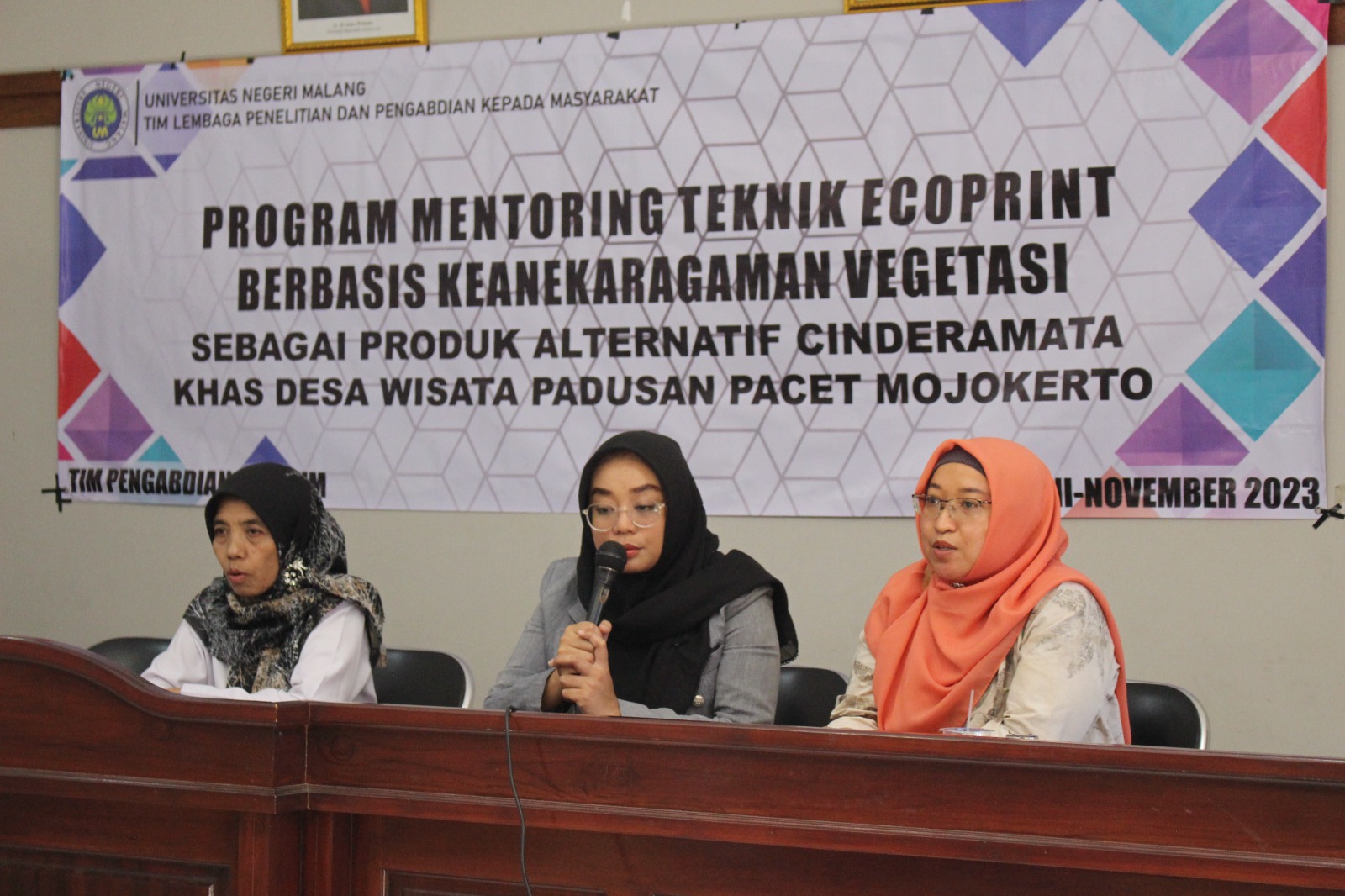 Koordinator Tim Pengabdian UM, Dhika Maha Putri, S.Pd., M.Acc. saat memberikan sambutannya (foto : istimewa)