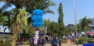 Direktur Polinema, Supriatna Adhisuwignjo, ST., MT., melepaskan balon sebagai prosesi penerimaan mahasiswa baru tahuun ajaran 2023/2024