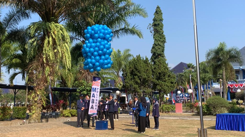 Direktur Polinema, Supriatna Adhisuwignjo, ST., MT., melepaskan balon sebagai prosesi penerimaan mahasiswa baru tahuun ajaran 2023/2024