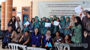 Dosen dan Mahasiswa Akuntansi FEB UM menggelar kegiatan pelatihan dan pendampingan Pembuatan Laporan Keuangan pada para pelaku UMKM di desa Pagersari (Foto : Istimewa)