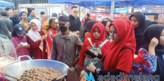 Masyarakat Kota Malang tengah menikmati acara Pesta Bakso Gratis yang digelar Diskopindag Kota Malang mulai hari ini hingga Jumat esok (Foto : Agus Yuwono)
