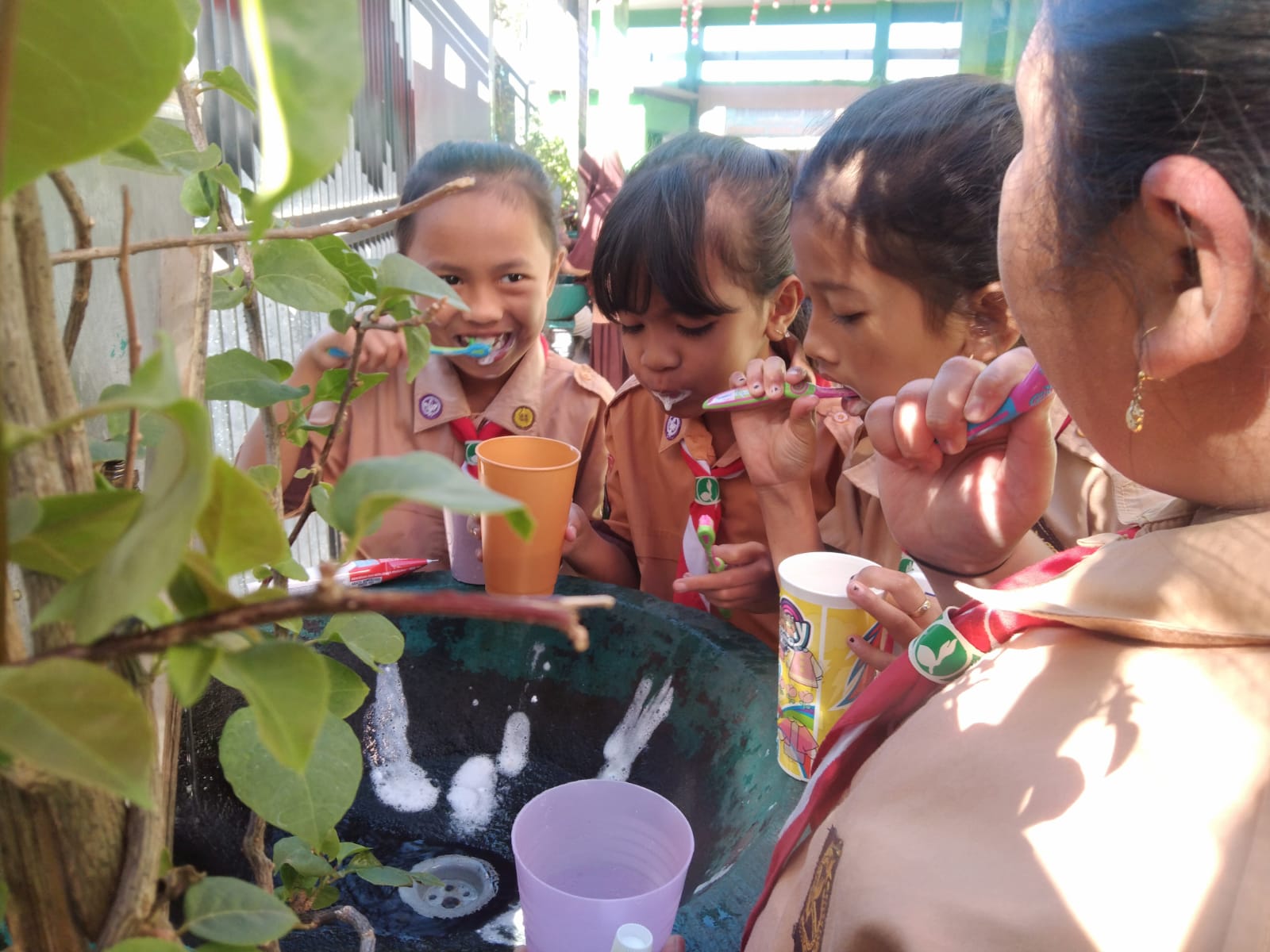 Siswa-siswi SDN Giripurno 1 Kota Batu melakukan kegiatan sikat gigi bersama usai mendapat sikat gigi dan pasta gigi gratis dalam kegiatan Brush Day and Night 2023 (Foto : Agus Yuwono) 
