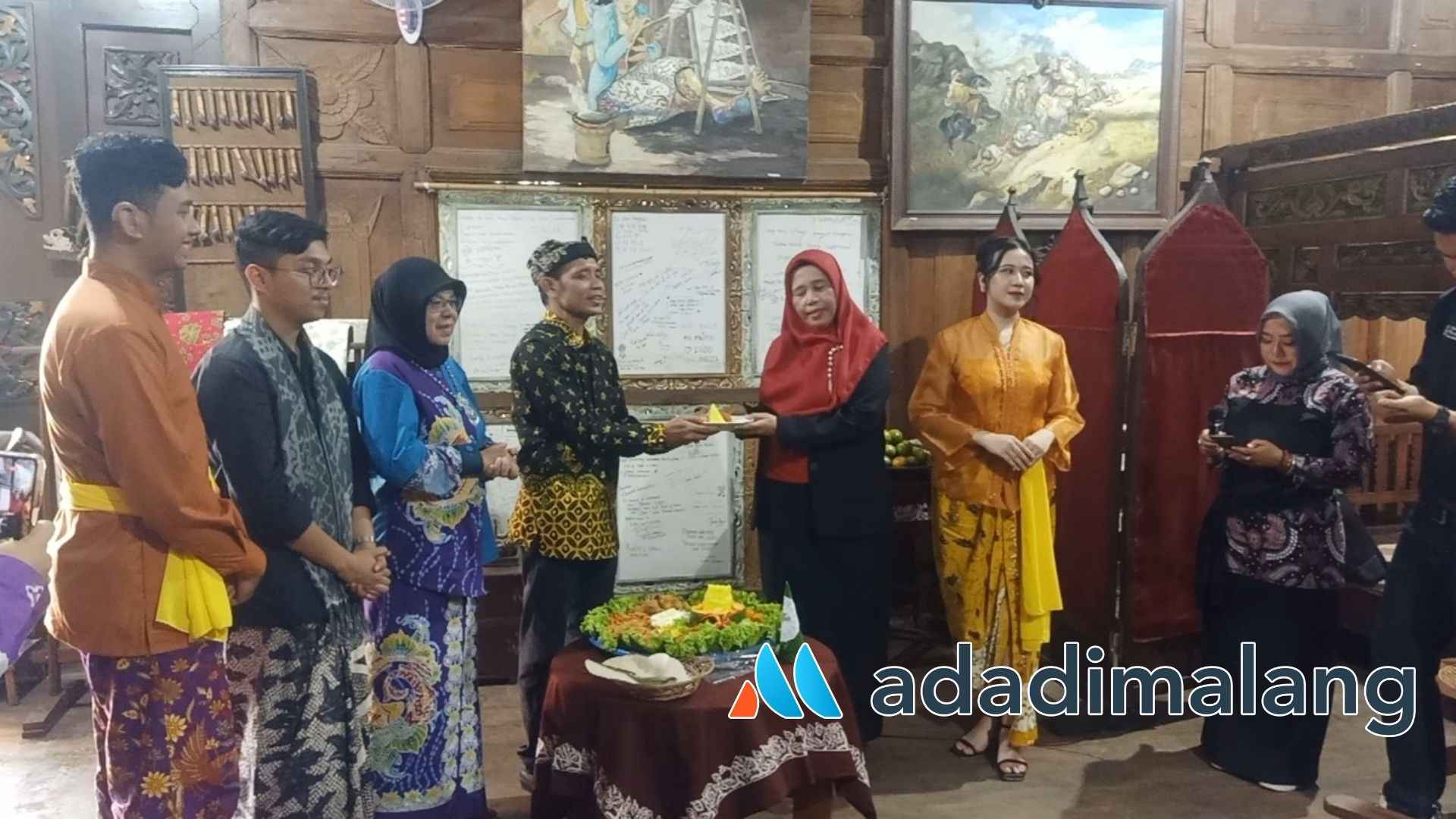 Ki Demang memberikan potongan tumpeng kepada Yuke Siswanti selaku Kepala Bidang Pemasaran Pariwisata dan Ekonomi Kreatif Disporapar Kota Malang (Foto : Agus Yuwono)