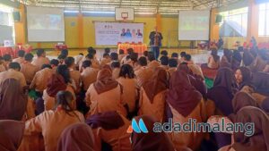 Dosen FIA UB melakukan sosialisasi Politik dan Pemilu kepada siswa SMAN 8 Kota Malang (Foto : Agus Yuwono)