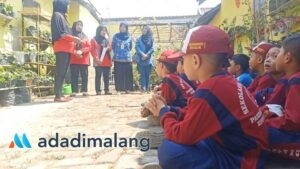 Siswa SDN 1 Pandanwangi 1 Kota Malang tengah mendapatkan materi tentang budi daya Strawberry di Kampung Limo RW 10 Pandanwangi (Foto : Agus Yuwono)