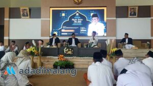 Si Celurit Emas KH. D. Zawawi Imron saat mengisi kajian Bina Qolbu di LPI Sabilillah Malang yang digelar oleh Majelis Orangtua Siswa Sabililah (Foto : Agus Yuwono)