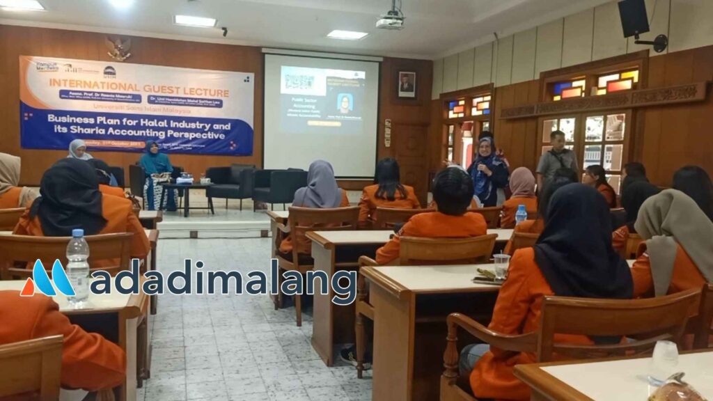 Mahasiswa STIE Malangkuçeçwa dan mahasiswa peserta program Pertukaran Mahasiswa MErdeka (PMM) mengikuti kegiatan guest lecture secara luring di kampus STIE Malangkuçeçwa yang menghadirkan dosen USIM Malaysia sebagai narasumber kuliah (Foto : Agus Yuwono)