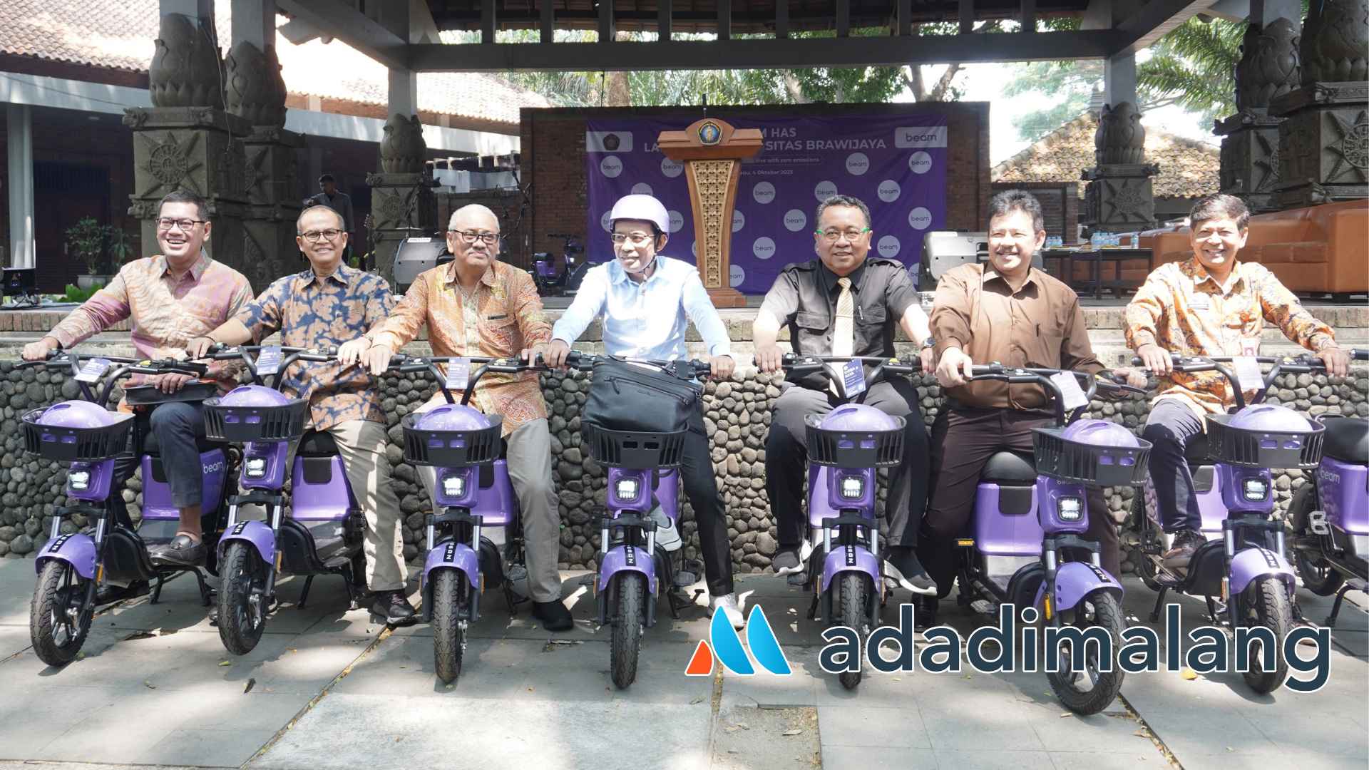 Warek II dan Pimpinan UB mencoba mengendarai Sepeda Listrik Beam saat Launching kerjasama dengan PT. Beam Mobility Indonesia (Foto : Agus Yuwono)