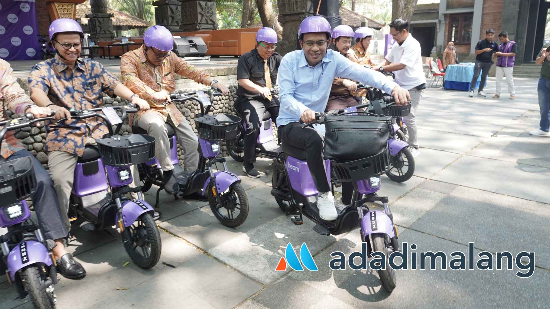 Warek II dan Pimpinan UB mencoba mengendarai Sepeda Listrik Beam saat Launching kerjasama dengan PT. beam Mobility Indonesia (Foto : Agus Yuwono) 
