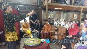 Ki Demang panggilan untuk Isa Wahyudi tengah memberikan sambutannya dalam sesi sarasehan APBKM dalam kegiatan Bulan Batik Kota Malang 2023 hari ini (Foto : Agus Yuwono)