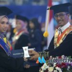Direktur Politeknik Negeri Malang (Polinema), Supriatna Adhisuwignjo, ST., MT., saat memberikan ijazah kepada salah satu wisudawan dalam kegiatan wisuda tahap II tahun 2023