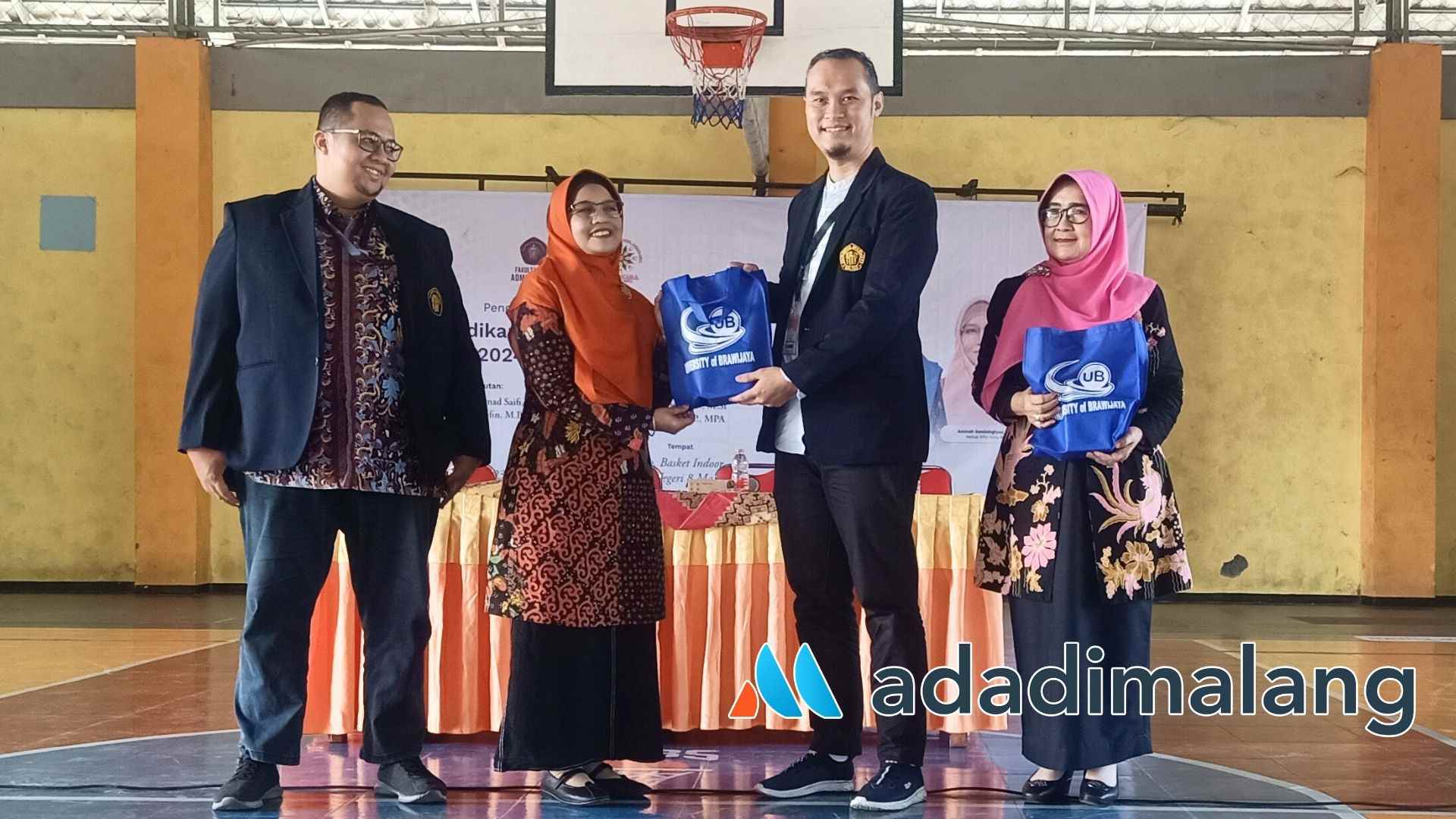 Anggota Tim Pengabdian Kepada Masyarakat FIA UB Aulia Luqman Aziz M.Pd menyerahkan cinderamata kepada Ketua KPU Kota Malang Aminah Asminingtyas yang hadir sebagai narasumber kegiatan (Foto : Agus Yuwono)