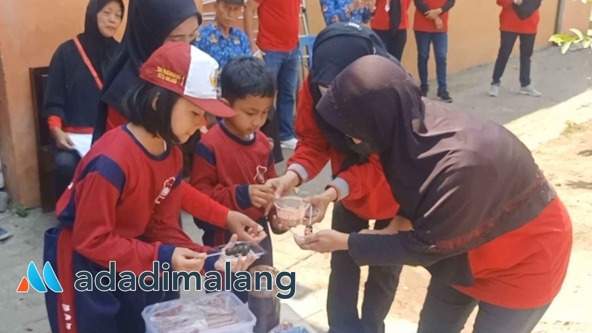 Siswa SDN 1 Pandanwangi 1 Kota Malang tengah mencoba praktik membuat Es Kulkul dari Strawberry hasil panen warga Kampung Limo RW 10 Pandanwangi (Foto : Agus Yuwono)