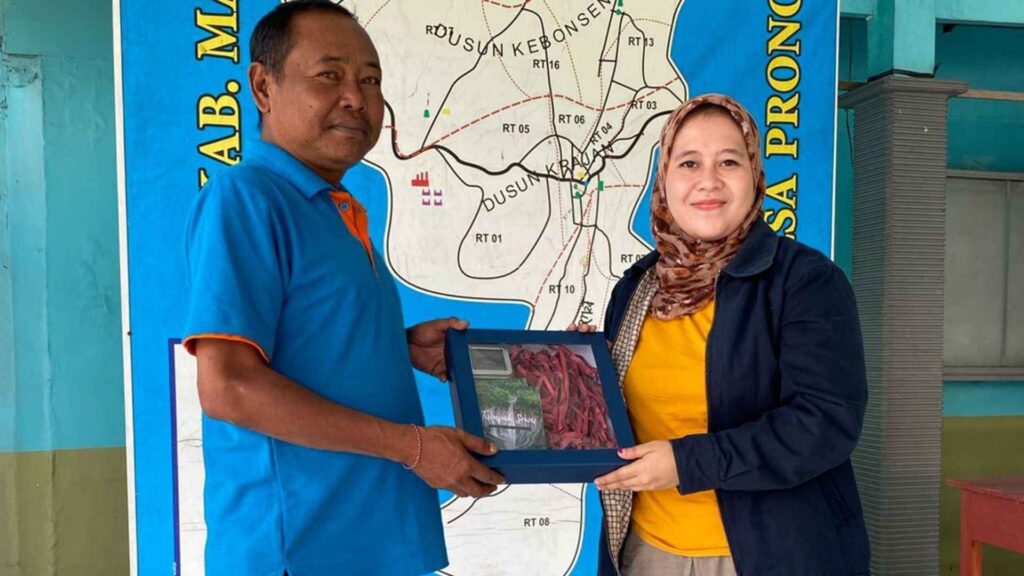 Penandatangan Kerja Sama dan Penyerahan Buku dan Video Promosi oleh Tim Pengabdian FEB UB (Foto : Istimewa)