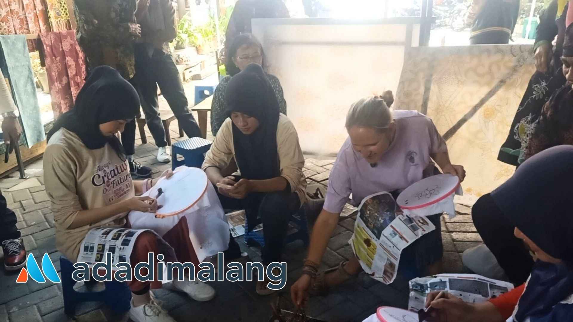 Salah satu wisatawan asing bersama para penyandang disabilitas tengah melakukan kegiatan mencanting bersama (Foto : Agus Yuwono)