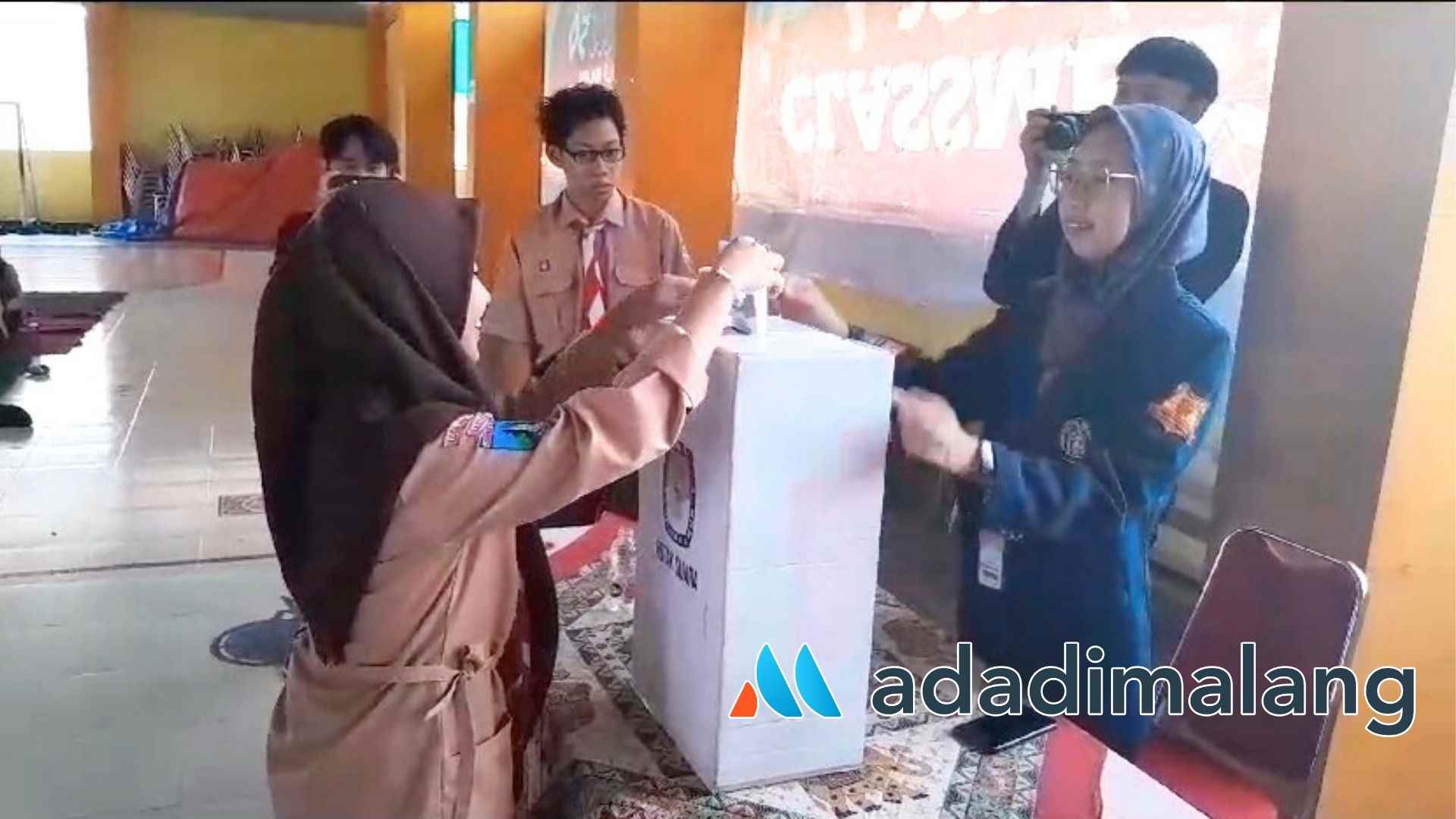 Selain melakukan sharing dan pemberian materi, kegiatan PKM FIA UB ini juga melaksanakan simulasi Pemilu (Foto : Agus Yuwono)