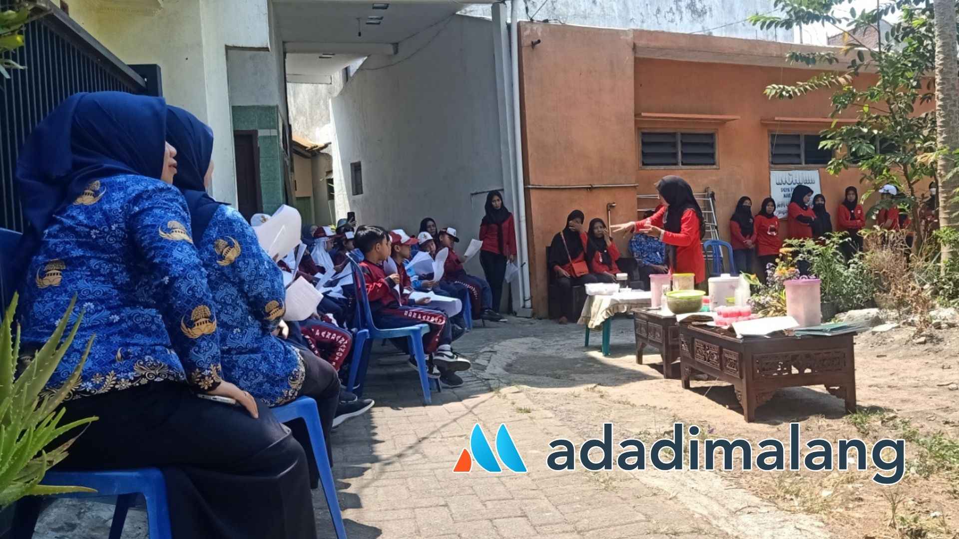 Pengurus Kampung Limo RW 10 Pandanwangi tengah mencontohkan pembuatan Es Kulkul sebelum para siswa SDN Pandanwangi 1 Kota Malang melakukan praktik secara langsung (Foto : Agus Yuwono) 