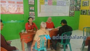 dr Ragilda Rachma saat melaksanakan pemeriksaan dan pengobatan secara gratis di PErumahan Cempaka Putih I Kota Malang )Foto : Agus Yuwono)