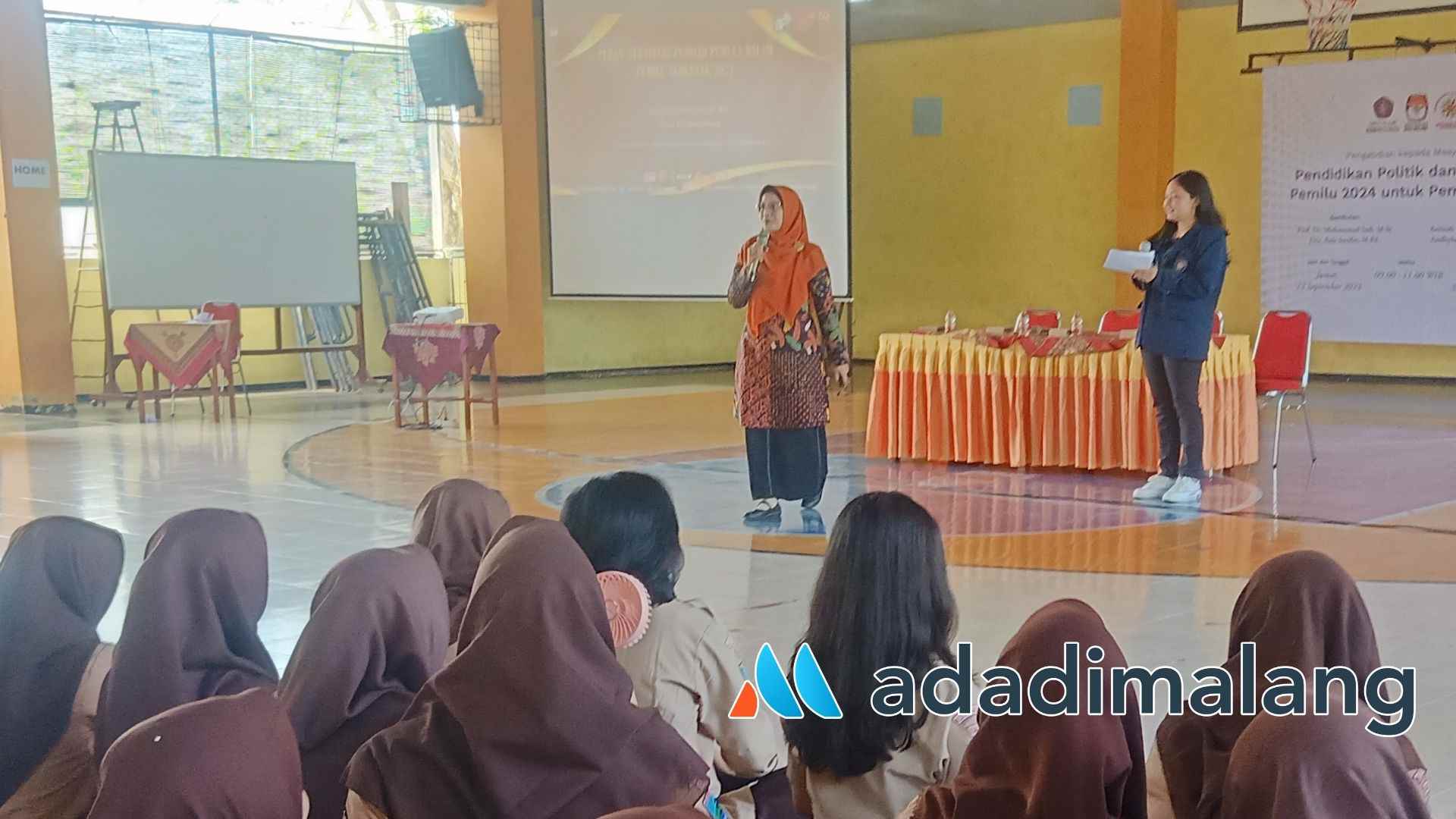 Selain menghadirkan dosen FIA UB, kegiatan Pengabdian Kepada Masyarakat tersebut juga menghadirkan Ketua KPU Kota Malang Aminah Asminingtyas sebagai salah satu narasumber (Foto : Agus Yuwono)