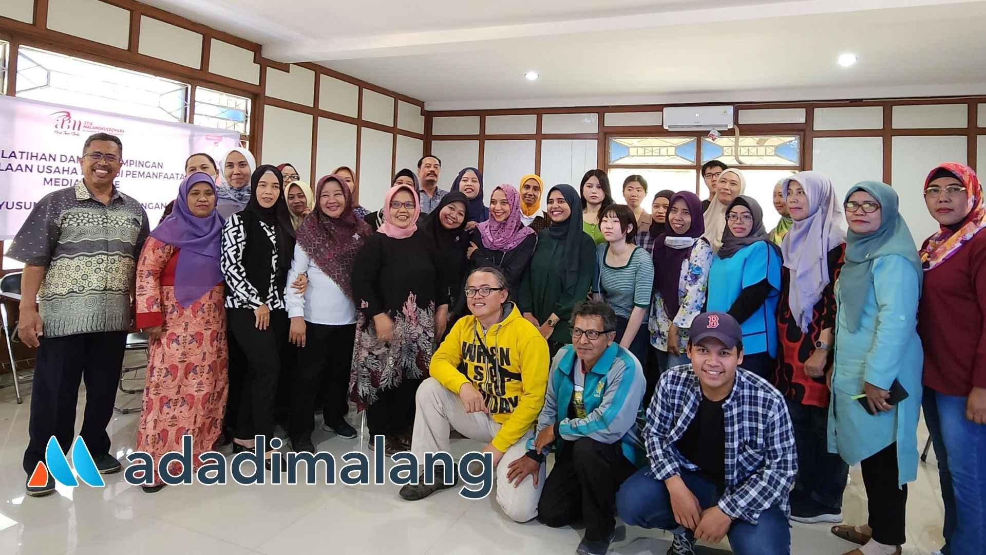 Para pelaku UMKM bersama dosen STIE Malangkuçeçwara berfoto bersama usai kegiatan pelatihan dan pendampingan (Foto : Agus Yuwono)