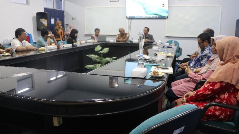 Kegiatan kunjungan juga diisi dengan diskusi untuk menjajagi bidang-bidang yang dapat dikerjasamakam antara ke dua belah kampus Politeknik