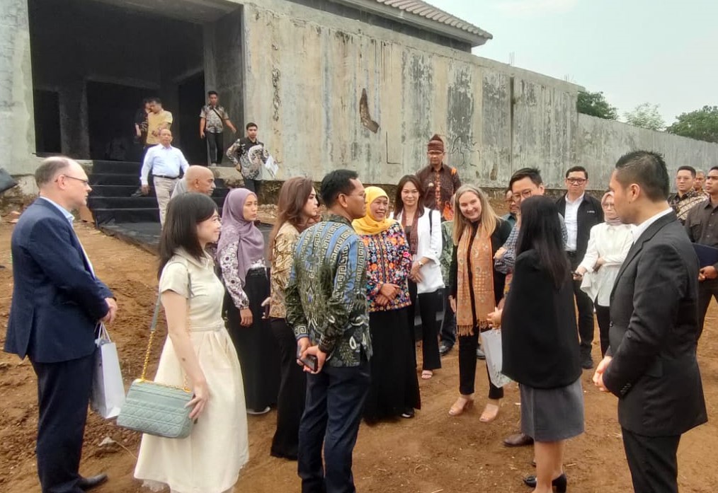 Gubernur Jawa Timur bersama dengan Deputi Seskab Bidang Perekonomian dan perwakilan King's College London dan KEK Singhasari meninjau lokasi yang akan dibangun kampus King's College London di KEK Singhasari (Foto : Agus Yuwono)