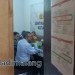 Pelaksanaan mediasi di kantor Bawaslu, nampak Sekretaris DPD PAN Kota Malang Eko Hadi Purnomo tengah menyampaikan pendapatnya (Foto : Agus Yuwono)
