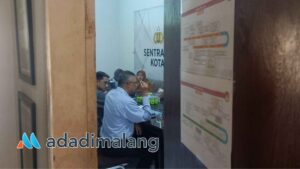 Pelaksanaan mediasi di kantor Bawaslu, nampak Sekretaris DPD PAN Kota Malang Eko Hadi Purnomo tengah menyampaikan pendapatnya (Foto : Agus Yuwono)